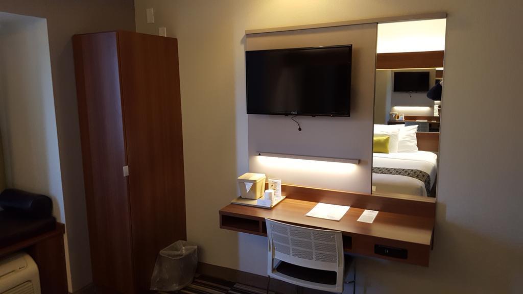 Microtel Inn & Suites By Wyndham Белвью Экстерьер фото
