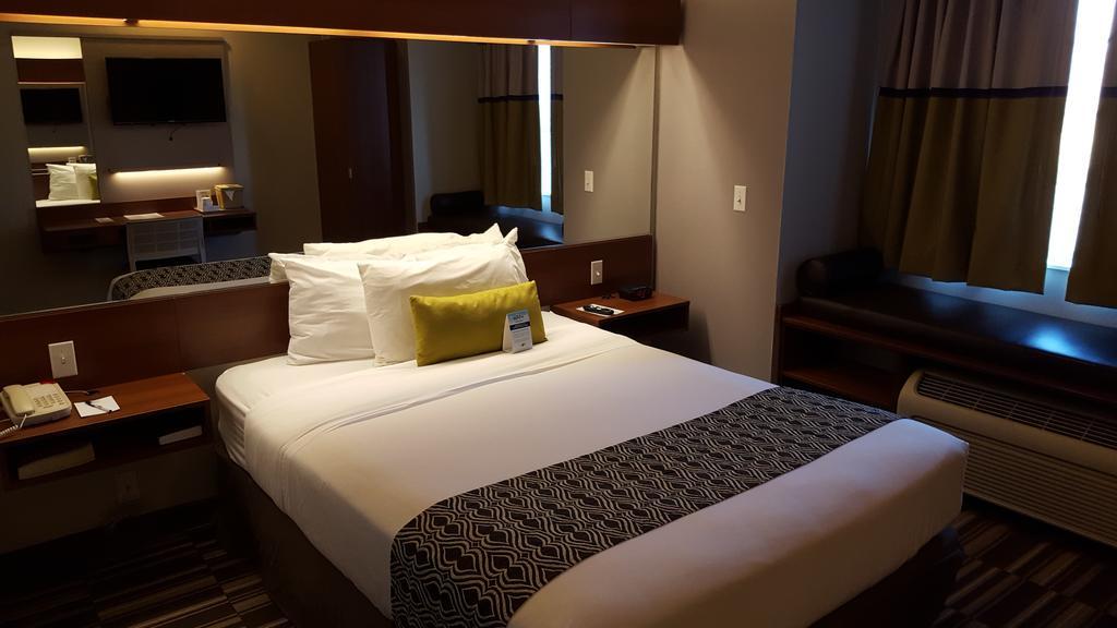 Microtel Inn & Suites By Wyndham Белвью Экстерьер фото